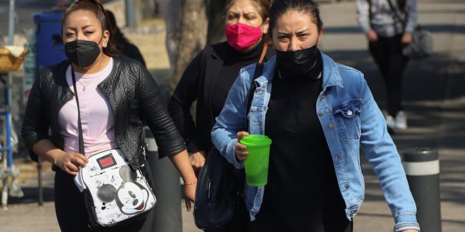 Habitantes de la Ciudad de México utilizan el cubrebocas en la vía pública, el pasado lunes.
