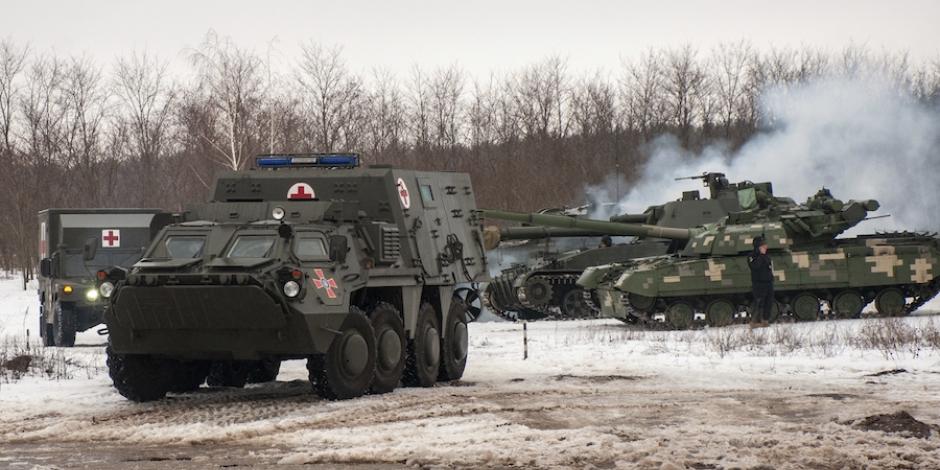Vehículos armados en Ucrania, se espera invasión en cualquier momento 