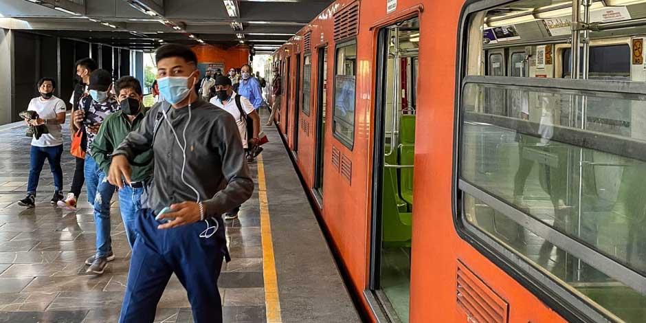 Usuarios del STC descienden del Metro con cubrebocas para protegerse del COVID-19