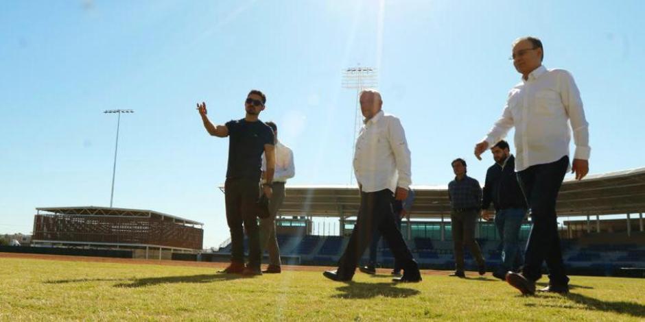 El Presidente durante su recorrido por la obra del Estadio "Héctor Espino".
