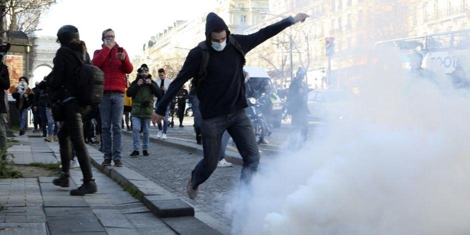 La Policía de Paris detuvo a 54 participantes de protestas antivacunas.
