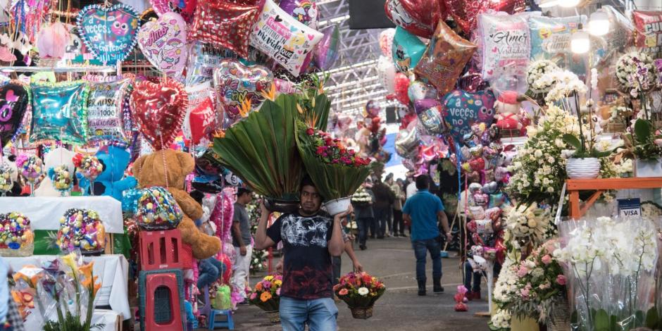 Personas asisten al mercado de Jamaica para comprar globos, flores, peluches, arreglos, chocolates, entre otros obsequios, para el Día de San Valentín.