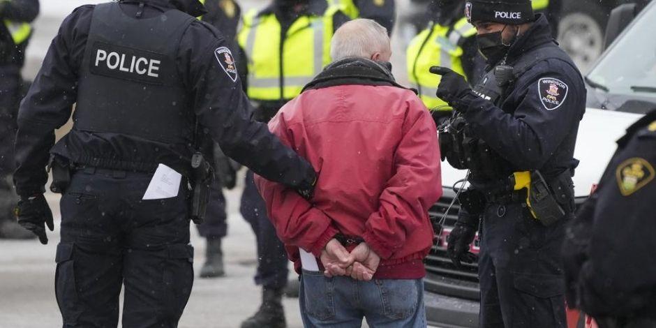 Policía de Canadá despeja y arresta a manifestantes antivacunas.