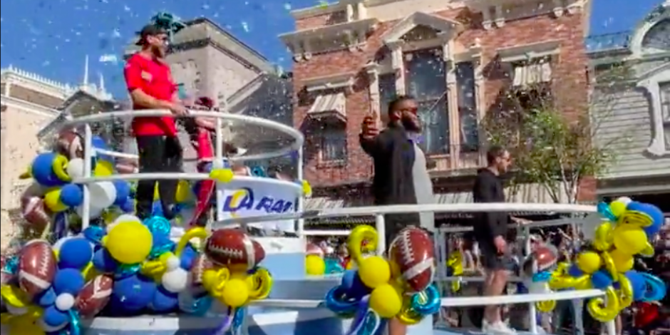 Copper Kupp, Aaron Donald y Matthew Stafford celebran el título de los Rams en el del Super Bowl LVI en Disney World.