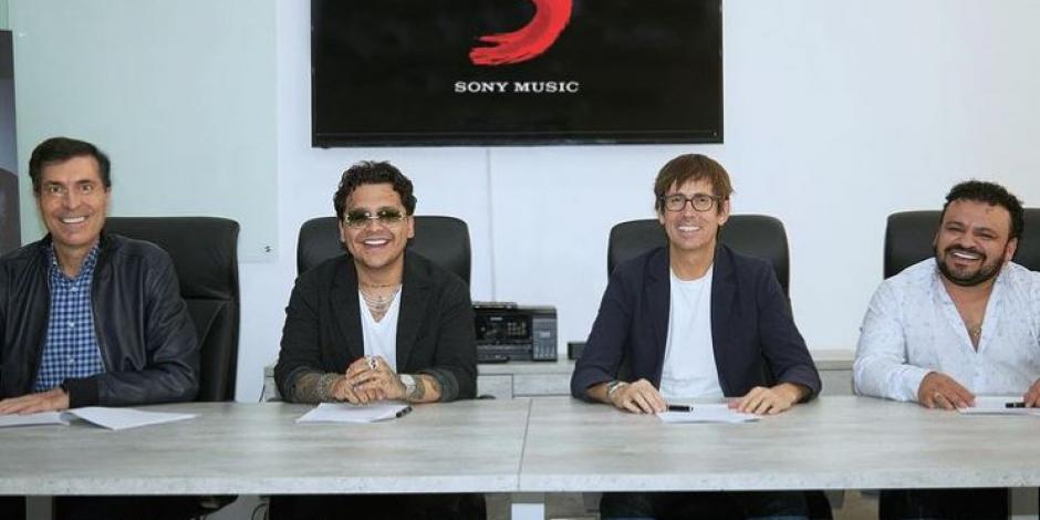Christian Nodal firmó con Sony Music