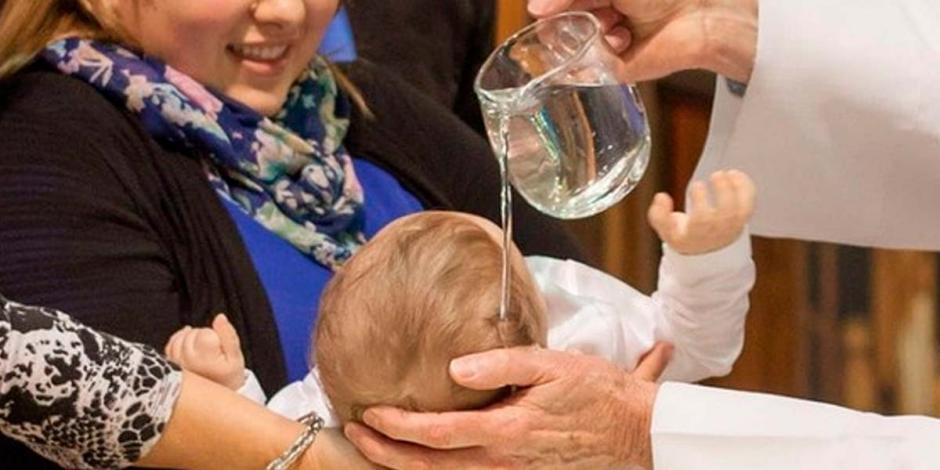 El obispo Thomas Olmsted explicó que el error se debe a que el bautismo es a través de Cristo, quien encabeza los sacramentos, no de una comunidad
