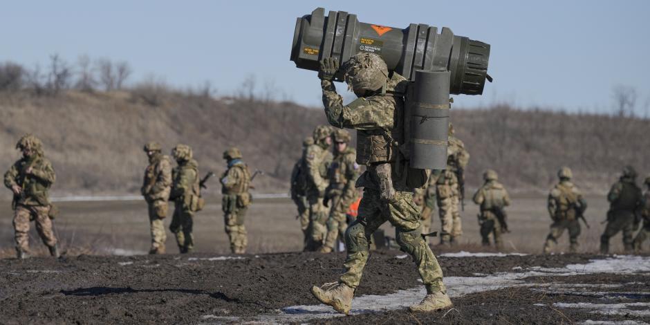 Un soldado ucraniano carga con armamento anti tanques.