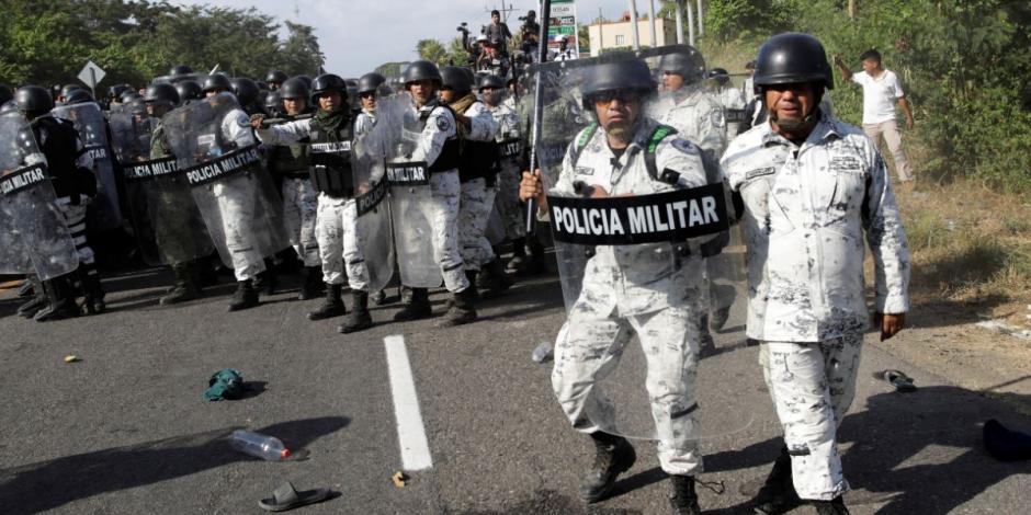 Guardia nacional se enfrenta contra migrantes en Chiapas.