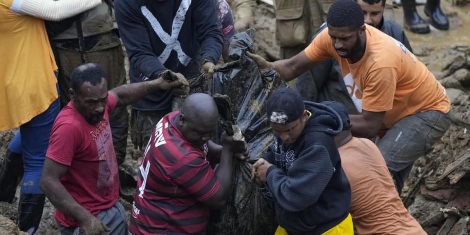 Los buscadores revisaron los escombros en Petrópolis, Brasil, durante todo el día y 21 personas fueron recuperadas con vida.