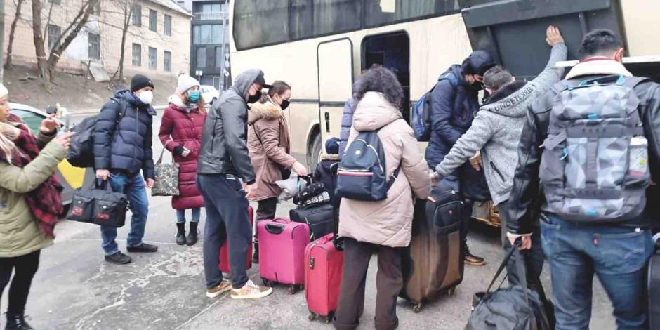 Familias mexicanas en Kiev abordan un autobús rentado por la SRE para ir al sur de Ucrania, ayer. (1)