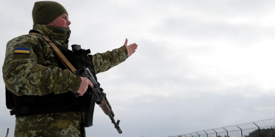 Un miembro del Servicio de Guardia de Fronteras del Estado de Ucrania patrulla el área cerca de la frontera con Rusia en la región de Chernihiv, Ucrania.