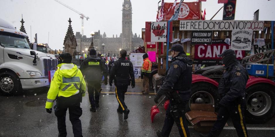Detienen a 2 líderes de las protestas antivacunas en en Ottawa, Canadá.