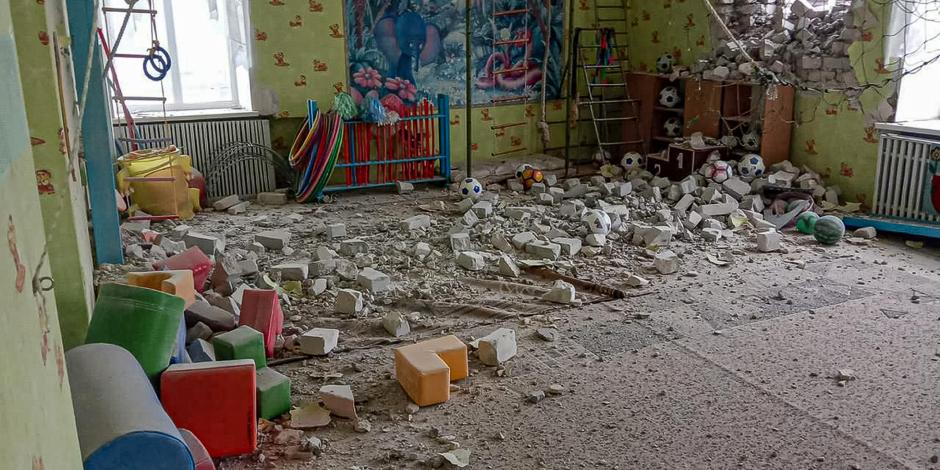 Un proyectil destroza un muro de un salón en una guardería en Lugansk, donde hubo dos personas heridas.