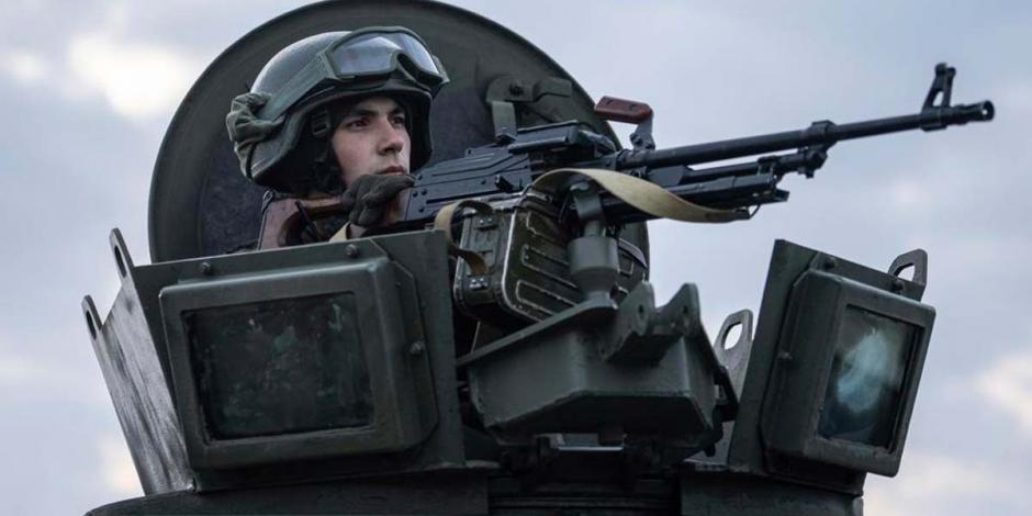 Un soldado de la Guardia Nacional ucraniana custodia un puesto de control móvil junto a agentes de los servicios de seguridad y policías durante una operación conjunta, en Kharkiv, Ucrania, el 17 de febrero de 2022