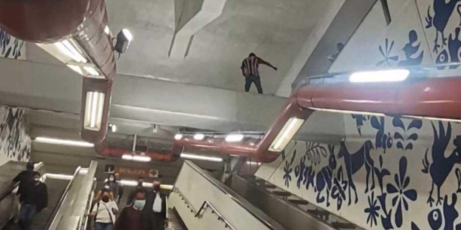 La imagen del hombre que posiblemente intentó atentar contra su vida en la estación Barranca del Muerto, del Metro