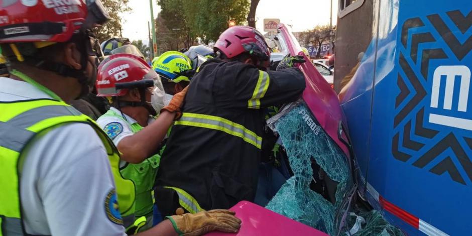 Equipos de emergencia ya se encuentran en el lugar para atender a los lesionados por el choque entre el Tren Ligero y un taxi..