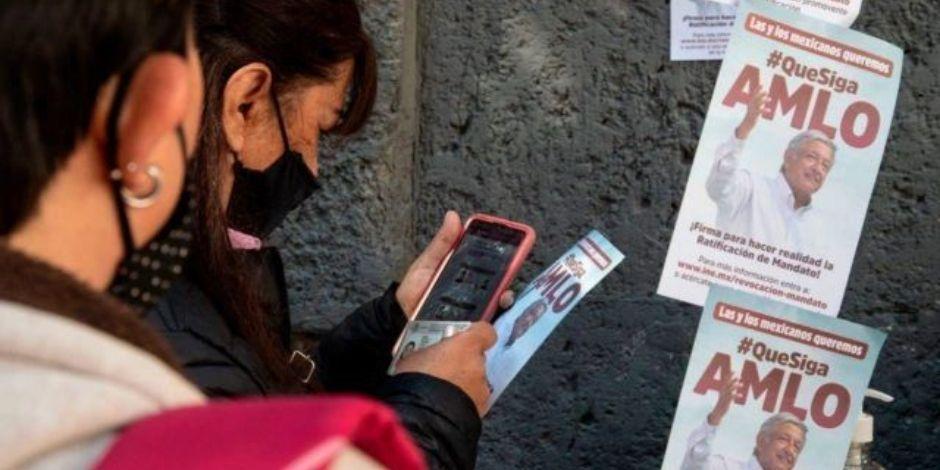 INE informa a mexicanos en el extranjero cómo participar en la revocación de mandato.