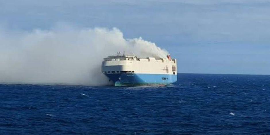 Un buque carguero con autos de lujo en su interior se incendió.