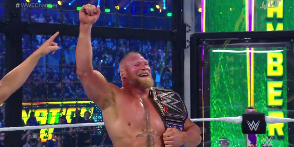 Brock Lesnar festeja su coronación en la WWE Elimination Chamber.