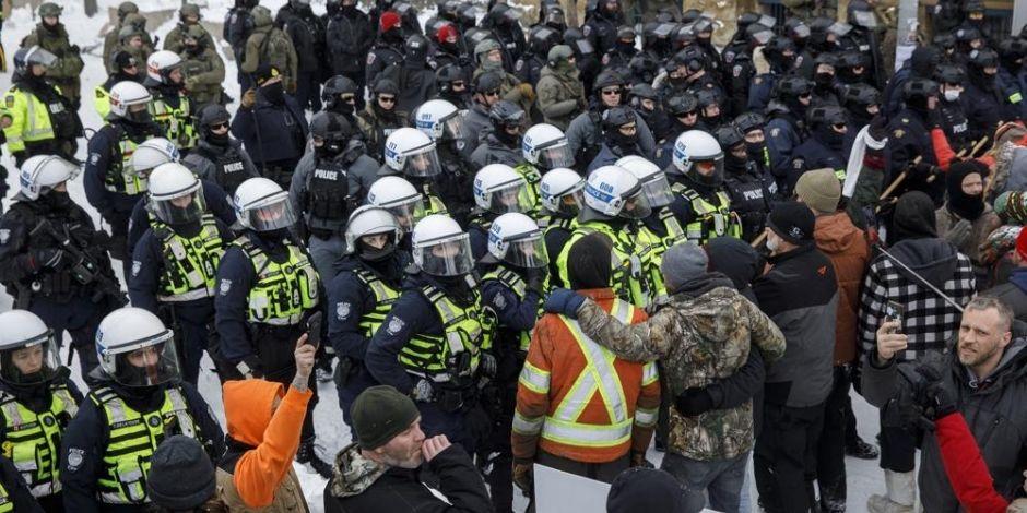 Policía de Canadá puso fin a las manifestaciones de quienes están en contra de las restricciones por COVID-19.
