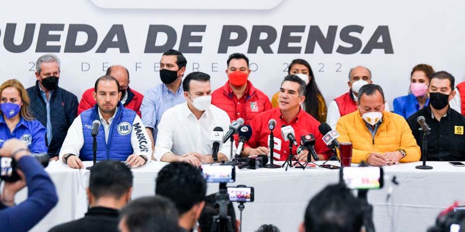 Esteban Villegas con los dirigentes del PAN, PRI y PRD