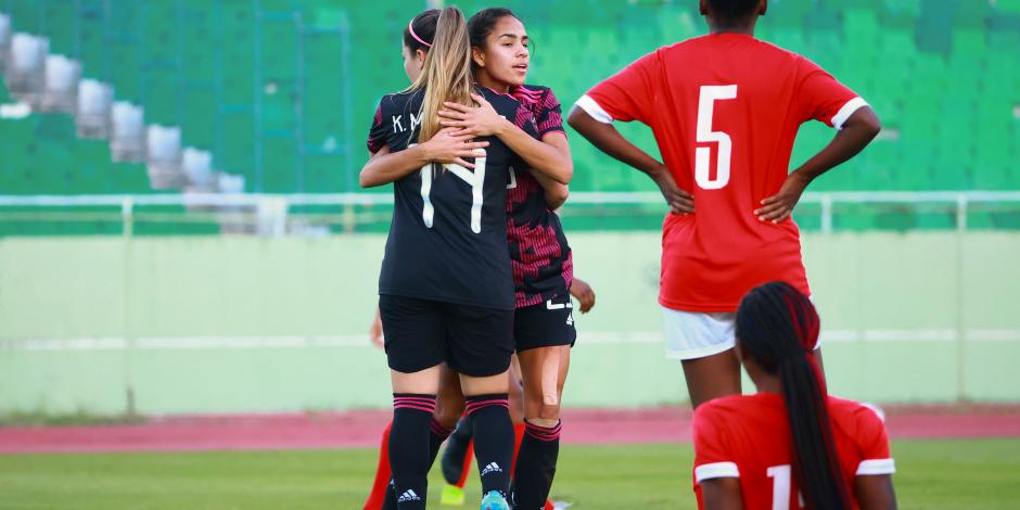 Jugadoras de la Selección Mexicana Femenil celebran uno de sus goles.