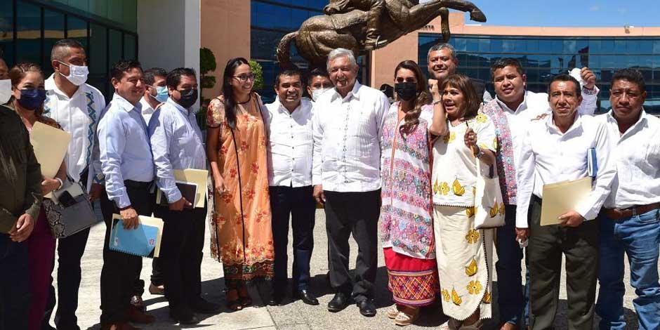 El Presidente Andrés Manuel López Obrador y la gobernadora de Guerreo, Evelyn Salgado, acompañados de presidentes municipales y autoridades de la Montaña