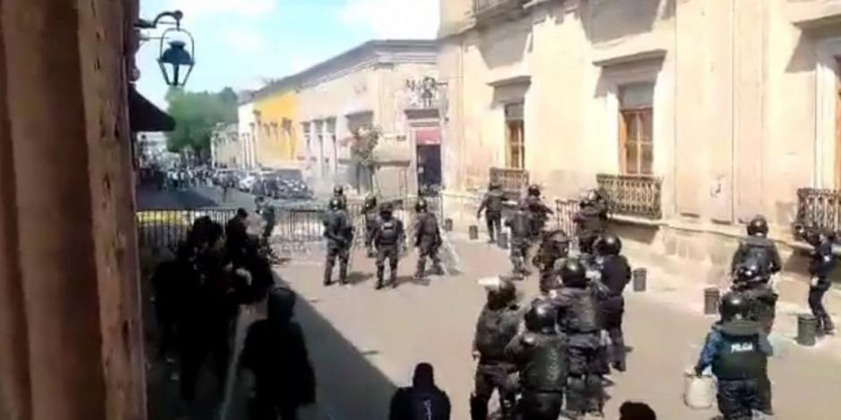 En redes sociales circularon videos que muestran el enfrentamiento entre integrantes de la CNTE y policías en Michoacán.
