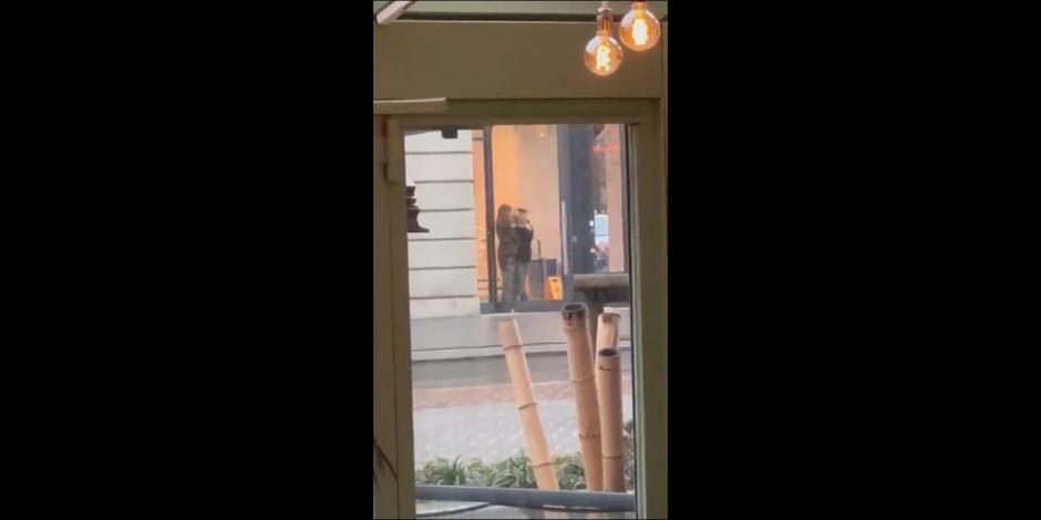 Un hombre con un arma toma como rehén una tienda Apple en Ámsterdam