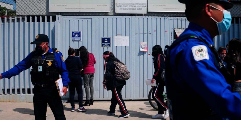 Ayer, un menor de 12 años presuntamente accionó un arma de fuego en la secundaria "República de Chile" en Iztapalapa