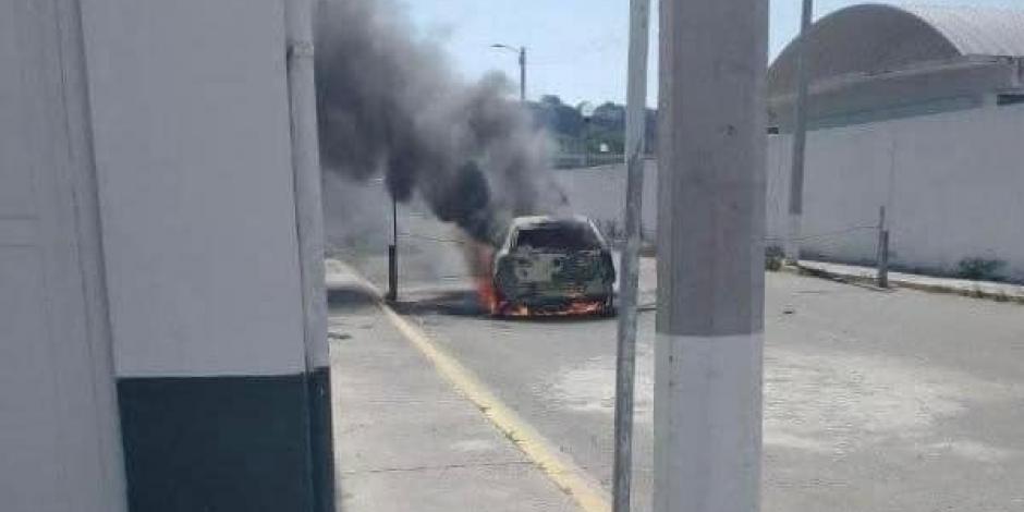 Protesta de transportistas termina en autos calcinados y detonaciones en Zumpango