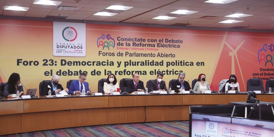 Rubén Moreira (centro) encabezó, ayer, el foro 23 del parlamento abierto de la reforma en la Cámara de Diputados.