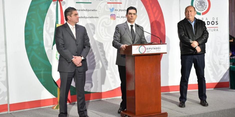 De izquierda a derecha: Diputados Luis Espinoza (PRD) y Jorge Romero (PAN); Rubén Moreira (presidente de la JUCOPO).