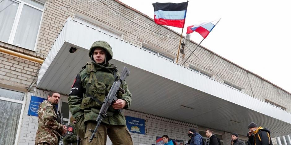 Militantes de la autoproclamada República Popular de Donetsk se encuentran frente a un punto de movilización militar en la ciudad de Donetsk, Ucrania, controlada por los separatistas.