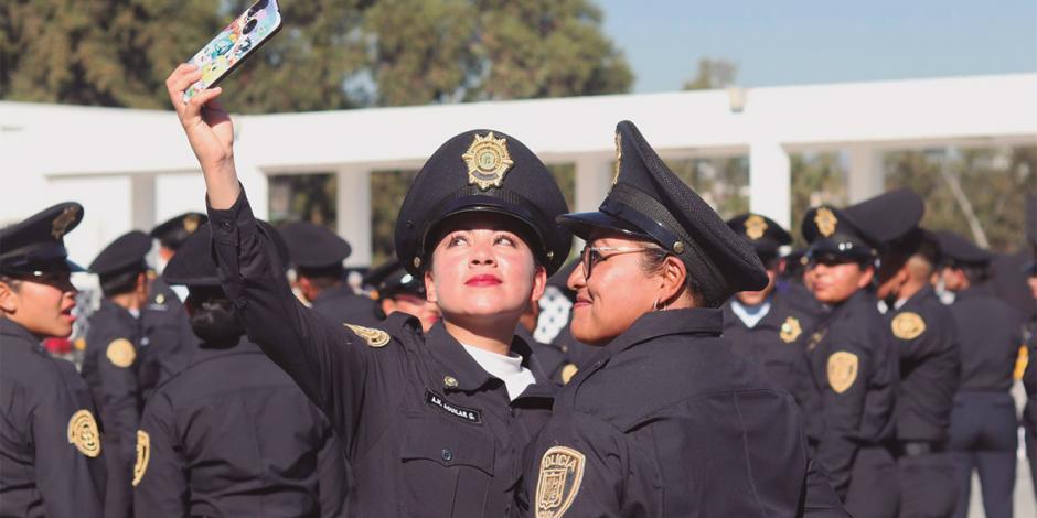 Dos graduadas se toman una selfie luego de la ceremonia realizada ayer, en la Universidad de la Policía.