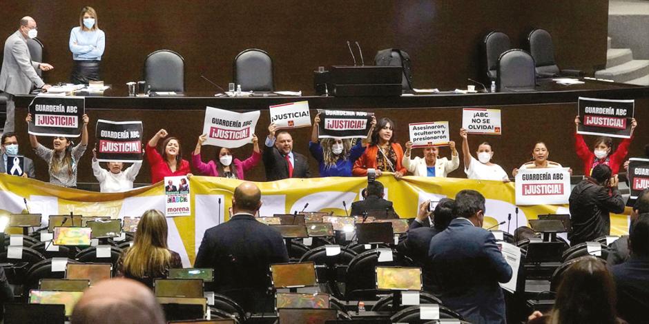 Legisladores de Morena piden justicia por los niños ante el pleno, ayer.