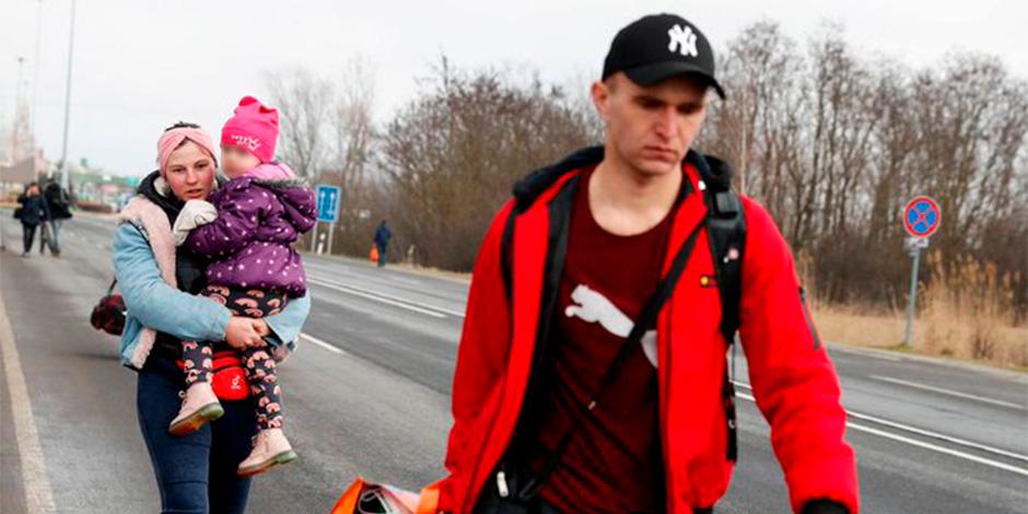 Tras el comienzo de los bombardeos, familias escapan de la ciudad de Kiev.