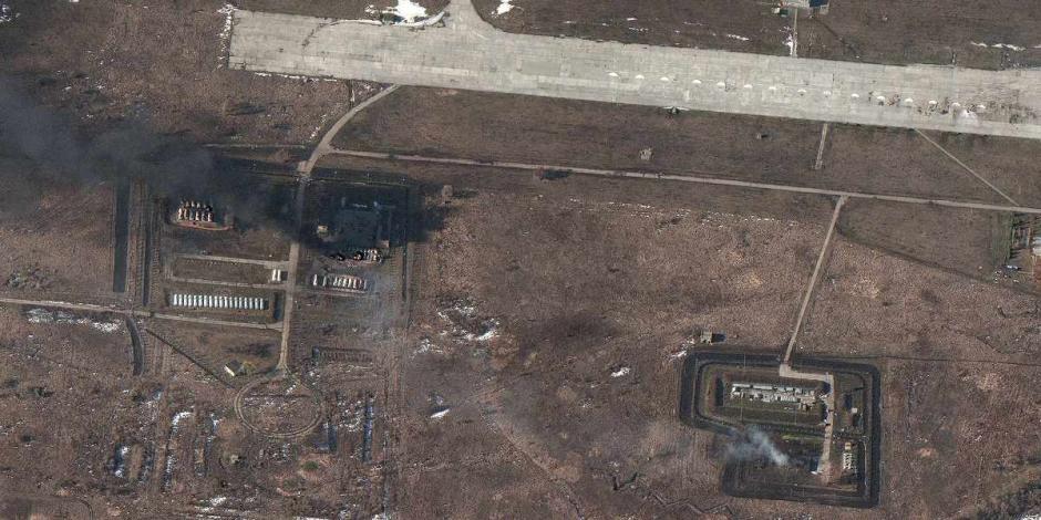 Una imagen satelital muestra daños en las áreas de almacenamiento de combustible y otra infraestructura aeroportuaria en el aeródromo de Chuhuiv, Ucrania.