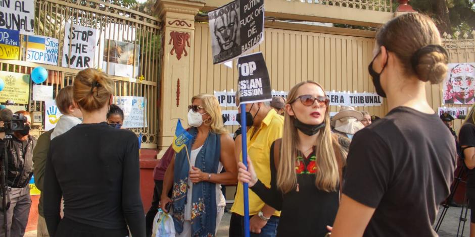 Comunidad ucraniana en México protesta frente a embajada rusa.