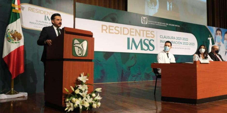 El IMSS reconoció a los 4 mil 893 médicas y médicos que concluyeron su residencia combatiendo la pandemia por COVID-19.