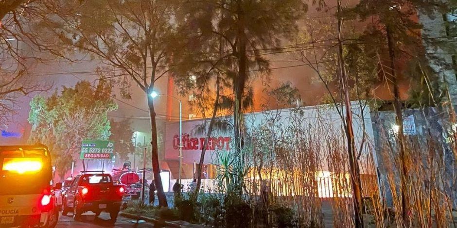 Reportan incendio de Office Depot sobre la Calzada del Desierto, alcaldía Álvaro Obregón.