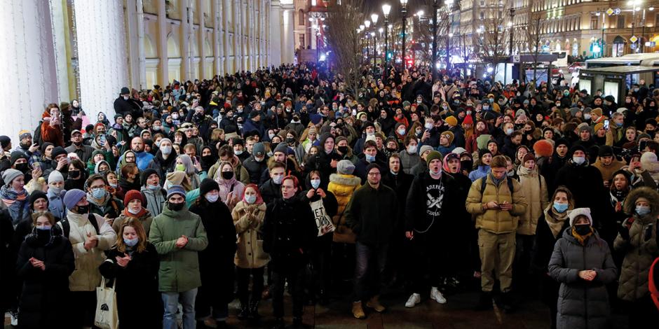 Miles  de rusos, ayer, en San Petersburgo acudieron a mostrar su solidaridad con Ucrania.
