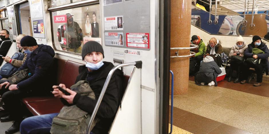 Personas se refugian en una estación de metro, después de que el presidente ruso, autorizara el ataque militar en Kiev.