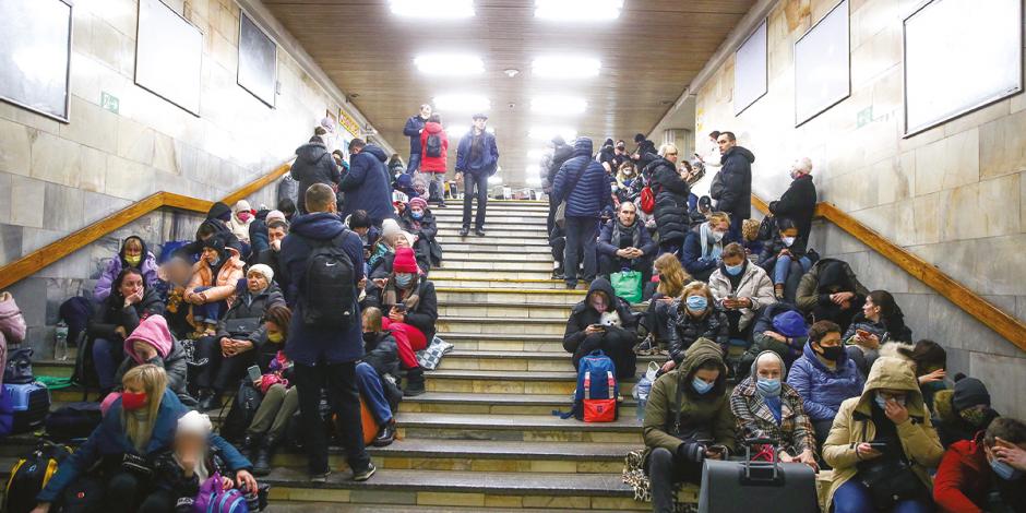 Cientos de familias se refugian en el Metro, en Kiev, ante el temor de ataques de la milicia rusa, ayer.