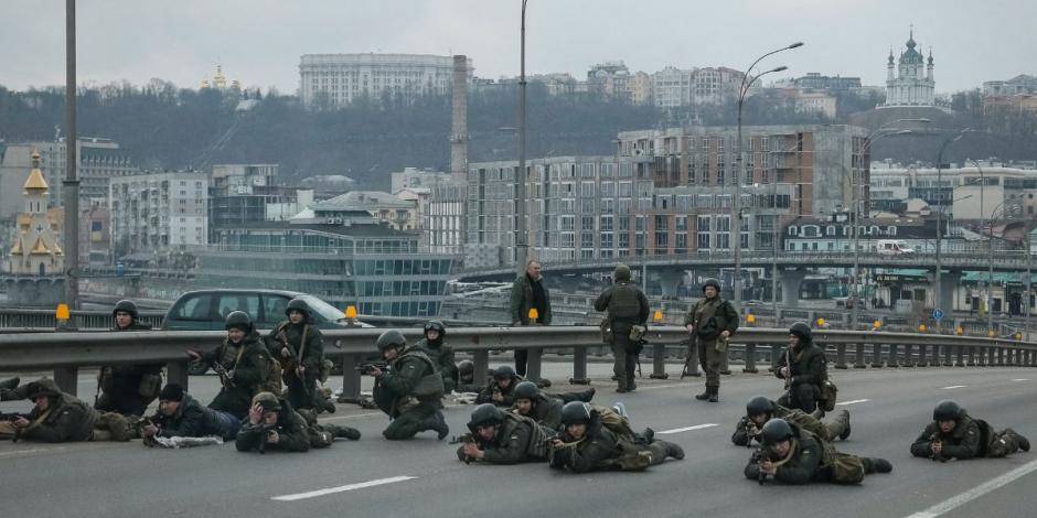 Militares de la Guardia Nacional de Ucrania toman posiciones en el centro de Kiev, luego de que Rusia lanzara una operación militar masiva contra Ucrania.