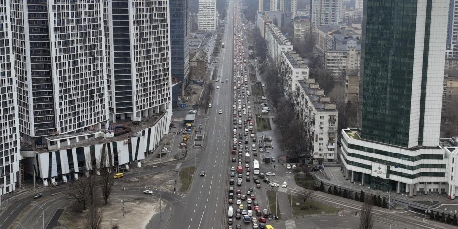 Desde ayer, ciudadanos de Kiev han intentado abandonar la ciudad ante posibles ataques de Rusia.