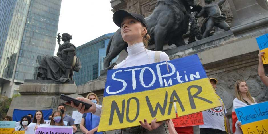 Ucranianos en México se reunieron en la Columna de la Independencia para exigir que la guerra en su nación se detenga