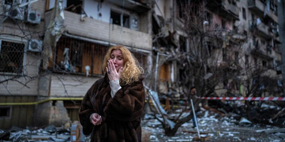 Una mujer llora frente a los escombros que dejó un ataque ruso en Kiev, Ucrania.