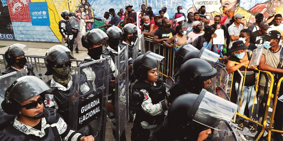 Elementos de la Guardia Nacional resguardan la sede del INM en Tapachula, Chiapas, para prevenir enfrentamientos como los de los últimos días.