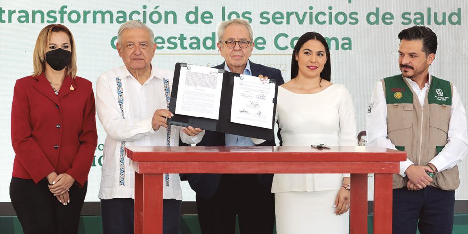 El Presidente López Obrador con la gobernadora de Colima, Indira Vizcaíno y los titulares del IMSS y la SSa, ayer.